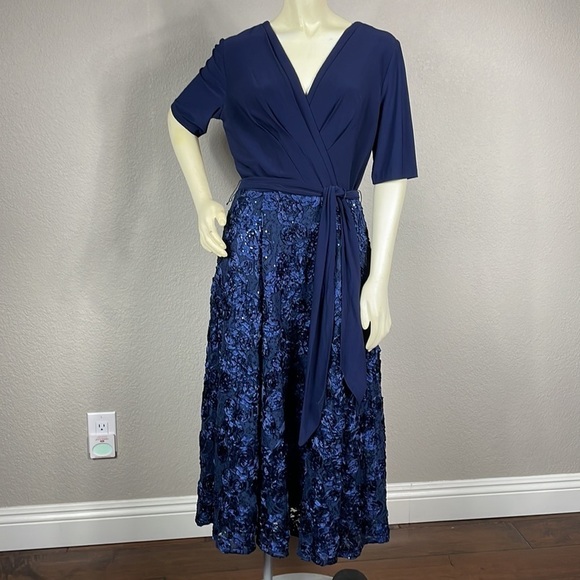 New Alex Evenings Dress Navy Blue Mixed Media Sequin Rosettes Midi Wrap Top 10P - Picture 3 of 15